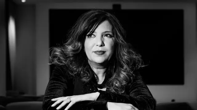 صورة بالأبيض والأسود للمخرجة كوثر بن هنية