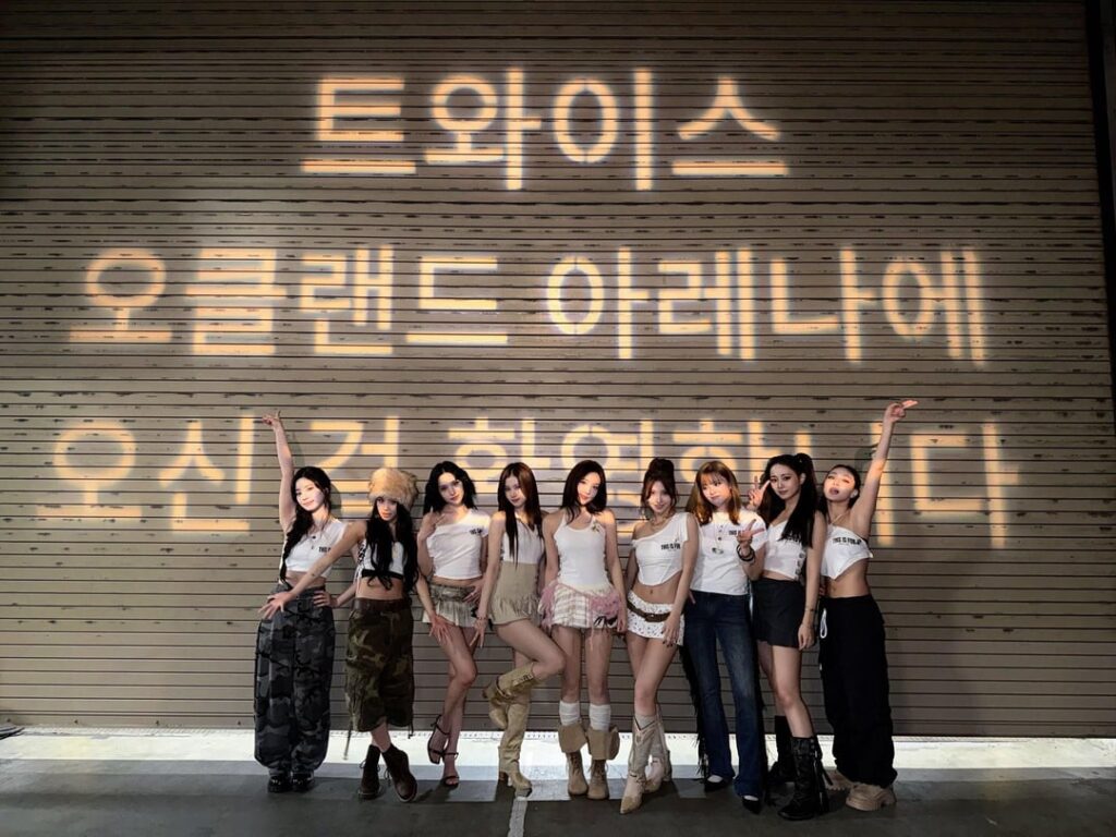 260118 تحديث تويتر - مرتين  جولة عالمية في أوكلاند - اليوم الأول أوكلاند، يا لها من ليلة أولى مذهلة! نراكم غدا 🫶🏻نراكم غدا 🫶🏻