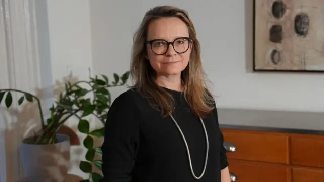 هيلين دافي، إحدى الممثلات القانونيات لأبو زبيدة، ترتدي نظارة طبية وملابس سوداء وعقد طويل 