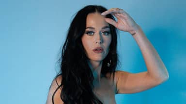 كايتي بيري تنشر صورة رومانسية مع جاستن ترودو على الشاطئ