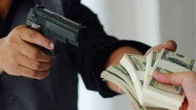 استغلّ تعطّل سيارته... وسلبه 15 ألف دولار