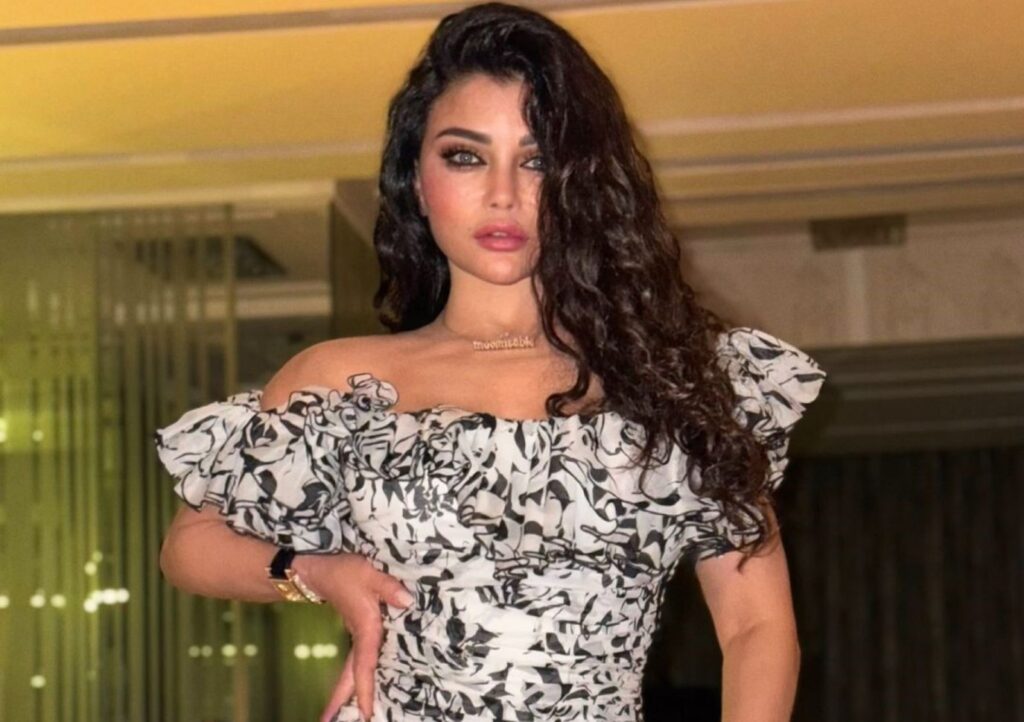هيفاء وهبي تطلب قص فستانها مباشرة على المسرح خلال حفلها في بيروت.. شاهدوا ماذا فعلت!