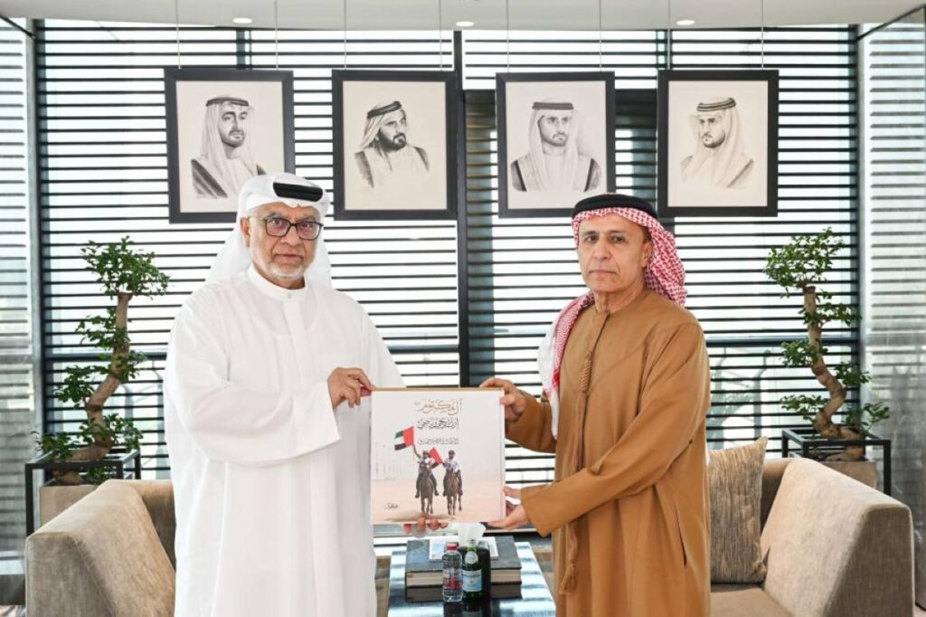 مطر الطاير يتسلّم كتاب «إرث آل مكتوم.. تاريخ رياضي» Al Bayan