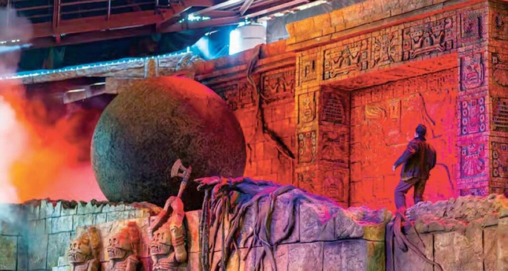 موظف في «ديزني» ينقذ الجمهور من صخرة عملاقة Al Bayan