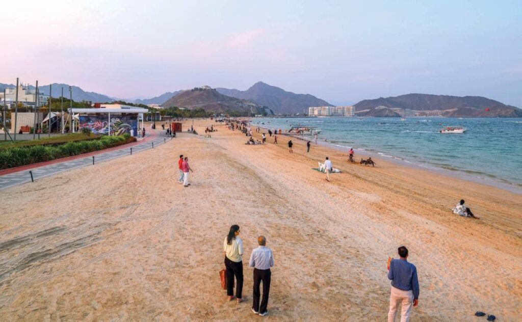 كورنيش خورفكان.. وجهة شتوية تجمع العائلات بين جمال الطبيعة وروعة الفعاليات