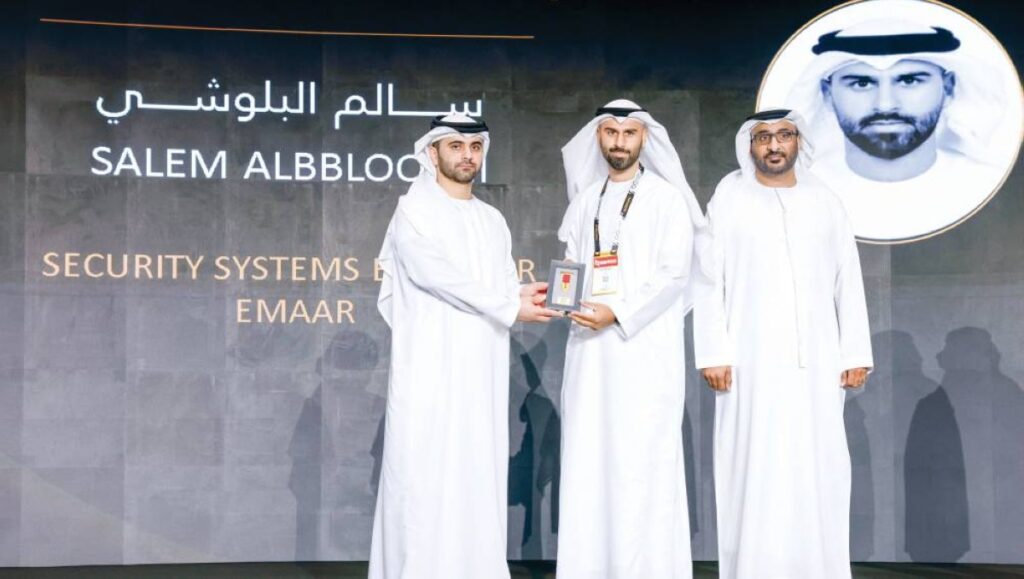 منصور بن محمد يكرّم الفائزين بجائزة الاحتراف والتميز الأمني