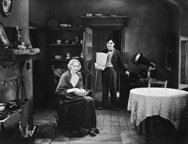 لقطة من فيلم "اضواء المدينة"