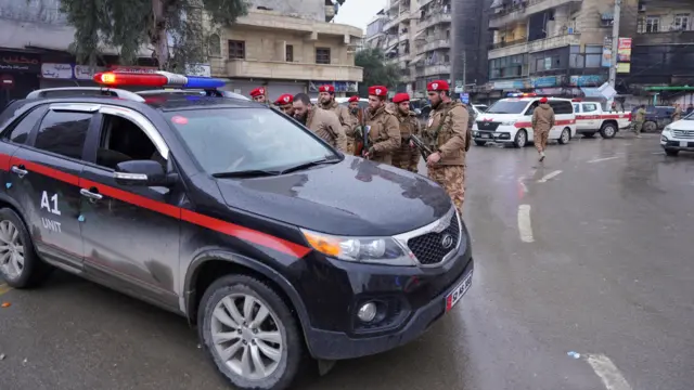 أفراد من الشرطة العسكرية السورية يحرسون منطقة الأشرفية في حلب، سوريا، 9 يناير/كانون الثاني 2026. 