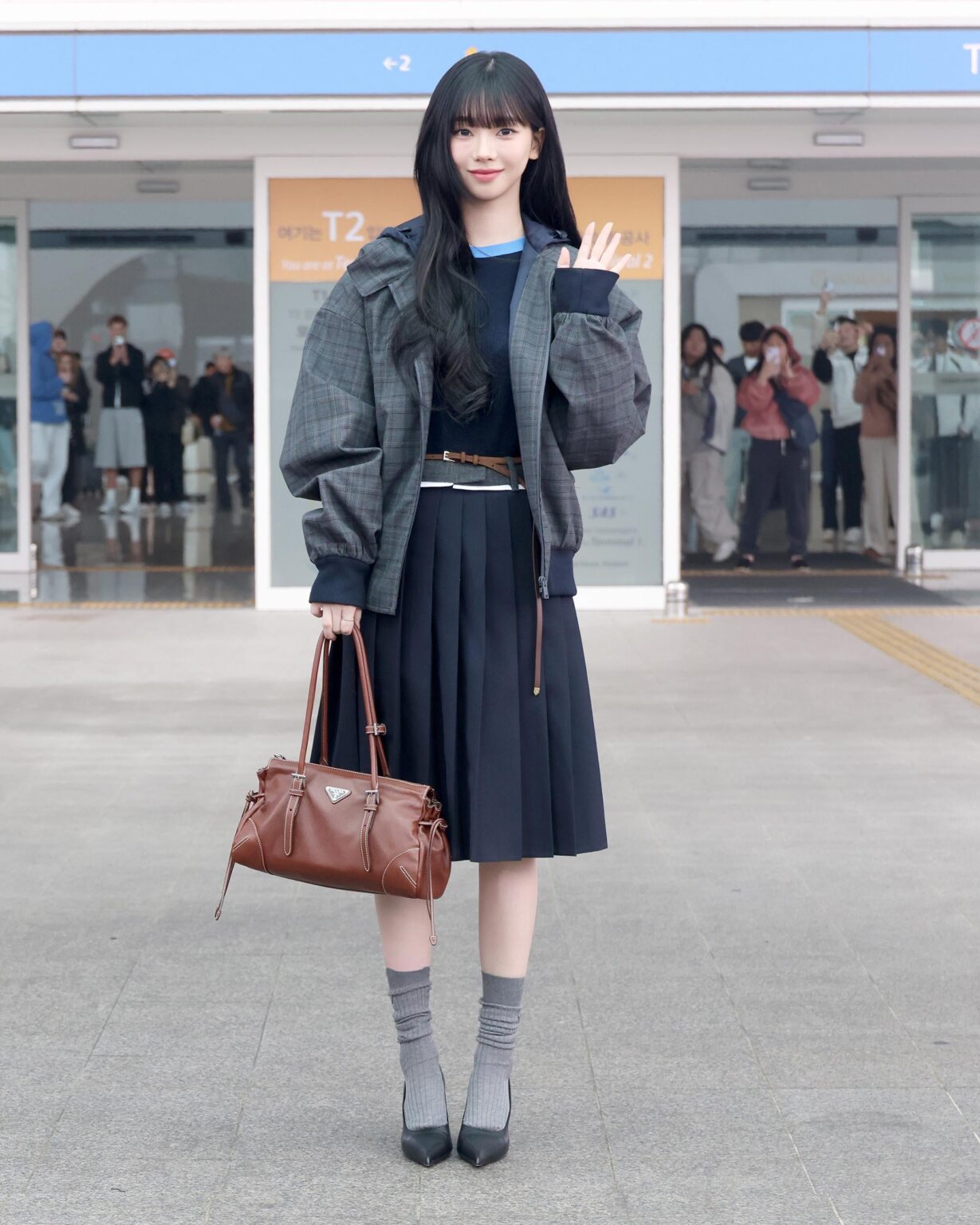 260116 تحديث PRADA على تويتر مع كارينا - سفيرة برادا كارينا متجهة إلى ميلانو بإطلالة برادا الكاملة لحضور عرض أزياء برادا FW26 للرجال.