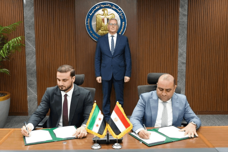 وقعت مصر، يوم الاثنين 5 يناير 2026، مذكرتي تفاهم مع سوريا لتعزيز التعاون في قطاع الطاقة، حيث تهدف المذكرة الأولى إلى توريد الغاز الطبيعي إلى سوريا عبر البنية التحتية المصرية لتوليد الكهرباء، بينما تركز الثانية على تلبية احتياجات دمشق من المنتجات البترولية. جاء ذلك خلال لقاء جمع كريم بدوي، وزير البترول والثروة المعدنية المصري، بوفد سوري رفيع المستوى برئاسة غياث دياب، نائب وزير الطاقة السوري لشؤون النفط. وأكد الجانبان على استعداد مصر لتقديم خبراتها الفنية لدعم قطاع الطاقة في سوريا، مع مناقشة فرص تأهيل البنية التحتية السورية للغاز والبترول. الرابط: https://economyplusme.com/160484/