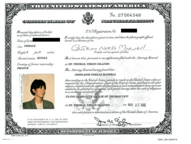 شهادة تجنيس ماكسويل بالجنسية الأمريكية