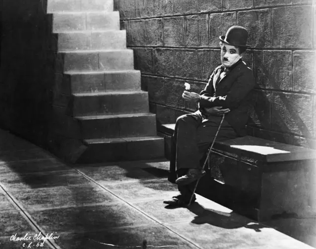 لقطة من فيلم "اضواء المدينة"