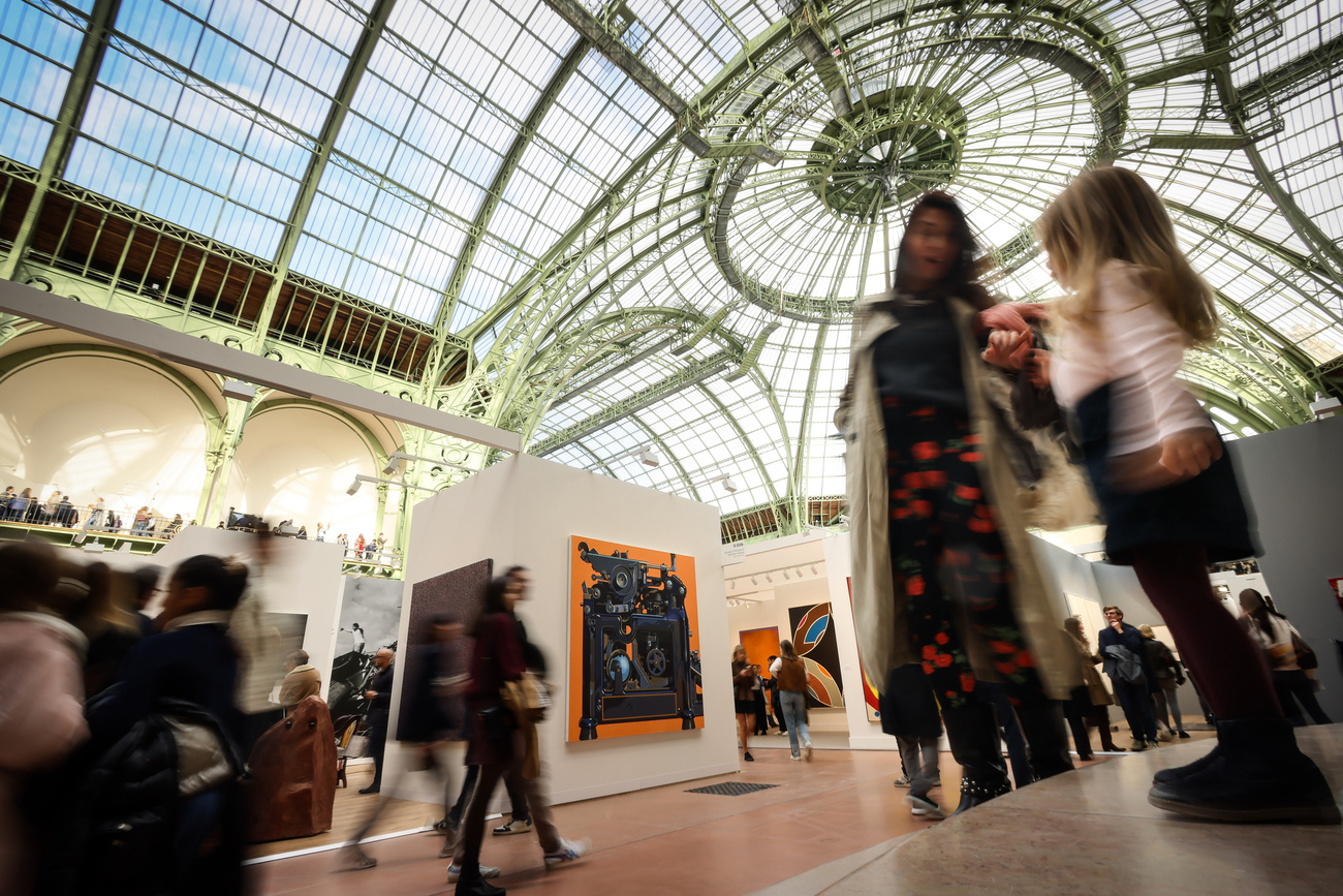 يوم افتتاح معرض آرت بازل باريس في القصر الكبير في أكتوبر الماضي: أصبحت العاصمة الفرنسية المكان الأكثر تميزاً في المعرض الفني الرائد في العالم، لكن الأموال والبريق يتدفقان إلى الخليج العربي.