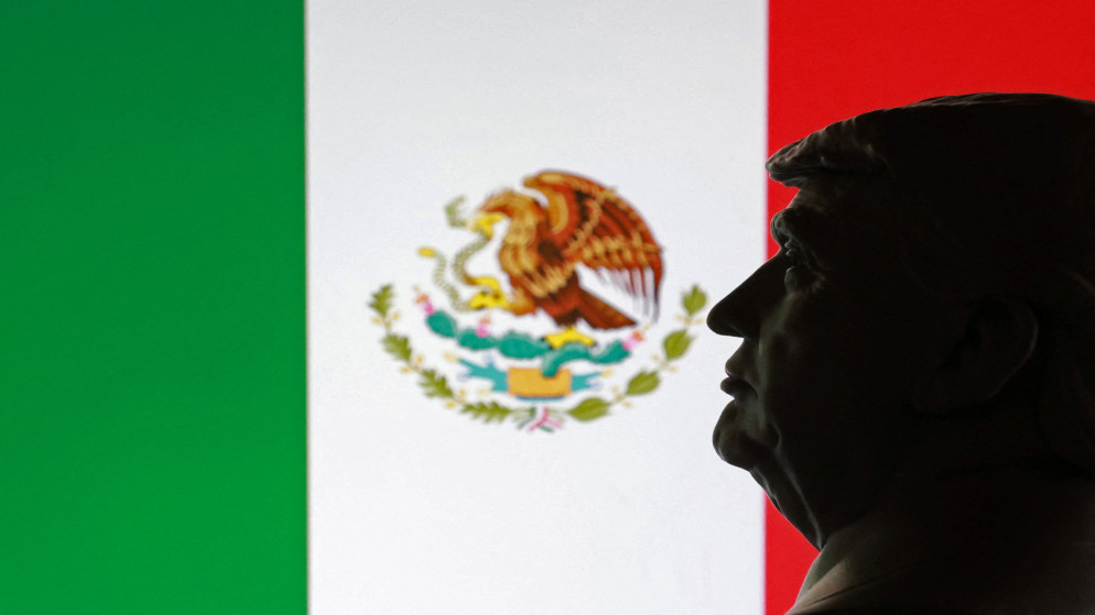 مجسم مصغر مطبوع بتقنية الطباعة ثلاثية الأبعاد للرئيس الأميركي دونالد ترامب وعلم المكسيك. رويترز