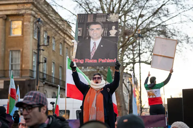 لندن، المملكة المتحدة - 3 يناير 2026: متظاهر يحمل صورة محمد رضا بهلوي خلال المظاهرة.