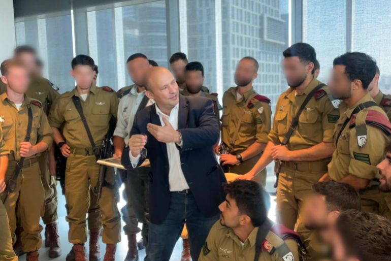 رئيس الوزراء الإسرائيلي السابق نفتالي بينيت، الذي اخترق هاتفه الخليوي الشخصي من قبل مجموعة "حنظلة". حساب بينت على منصة إكس)