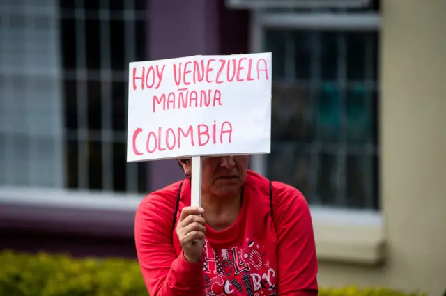 متظاهرة تحمل لافتة في بوغوتا: "فنزويلا اليوم… كولومبيا غداً"، عقب إعلان واشنطن توقيف نيكولاس مادورو.