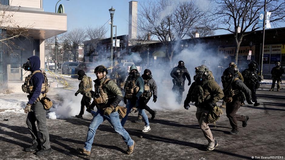 احتجاجات عاصفة في وجه إدارة الهجرة احتجاجات عاصفة في وجه إدارة الهجرة