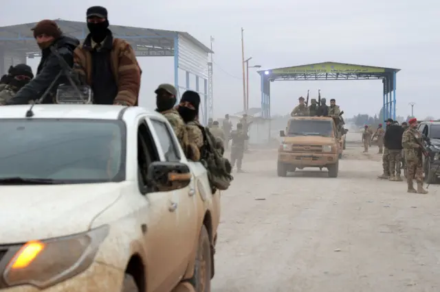 جانب من دخول قوات للجيش السوري إلى بلدة دير حافر في ريف حلب الشرقي