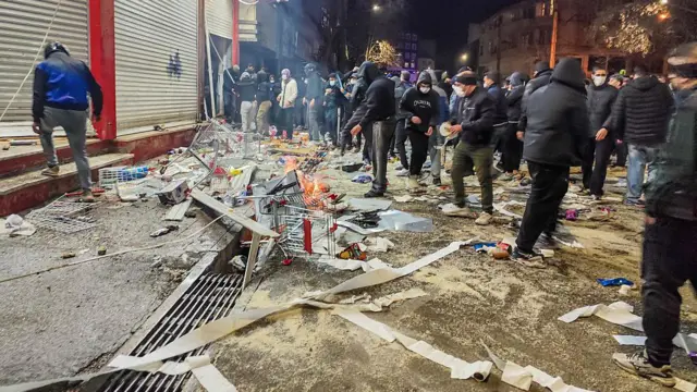 الاحتجاجات الإيرانية في الشوارع وآثار الدمار 