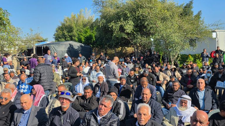 اعتصام وحراك شعبي في قرية ترابين الصانع في النقب احتجاجا على ممارسات الشرطة الإسرائيلية. تصوير الطاقم الإعلامي للجبهة الديموقراطية التي عممها للاستعمال الحر لوسائل الإعلام)