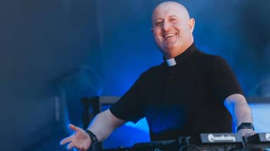 القرار صدر: الكاهن البرتغالي "رح يولّعها"..! – MTV Lebanon القرار صدر: الكاهن البرتغالي "رح يولّعها"..! - MTV Lebanon