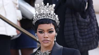 فنانة عالمية ترتدي مجوهرات اللوفر المسروقة خلال عرض أزياء في باريس... ما القصة؟