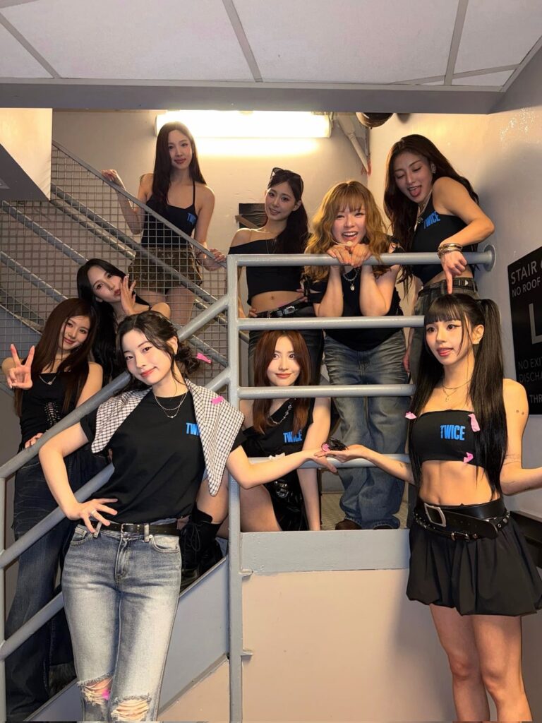 260122 تحديث تويتر - جولة توايس العالمية في لوس أنجلوس - اليوم الأول، لوس أنجلوس، هل استمتعت؟ تبقى 3 أيام أخرى، لذا ارفعها!! 💿