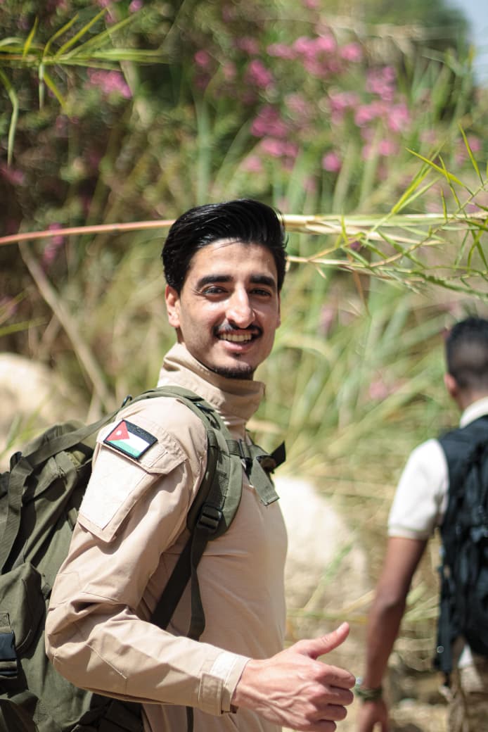 مالك السوالقة شاب اختار أن يجعل من العمل البيئي مسار حياة (الجزيرة)