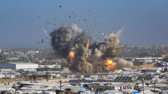 صورة لانفجار خلال غارة جوية إسرائيلية استهدفت مخيم الغيث، الذي يؤوي النازحين، في منطقة المواسي غرب خان يونس، جنوب قطاع غزة، 31 يناير/كانون الثاني 2026.
