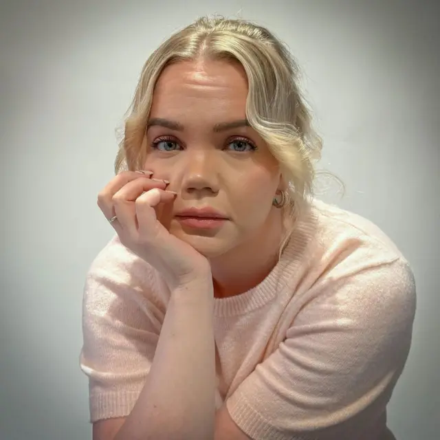 الشابة، ميري تولي أوير