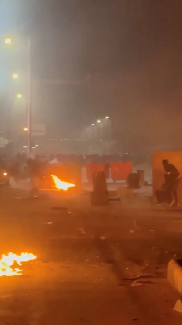 يتجمع المتظاهرون وسط تصاعد الاضطرابات المناهضة للحكومة في مشهد، بمحافظة خراسان رضوي، إيران، في هذه اللقطة المأخوذة من فيديو على وسائل التواصل الاجتماعي نُشر في 10 يناير/كانون الثاني 2026.