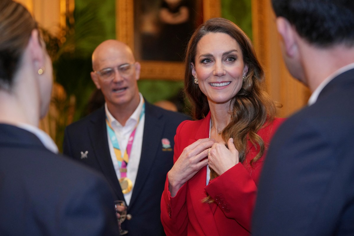 كيت ميدلتون ببدلة رسمية حمراء خلال استقبالها فريق إنكلترا للرغبي للسيدات في قلعة وندسور (أ.ف.ب)