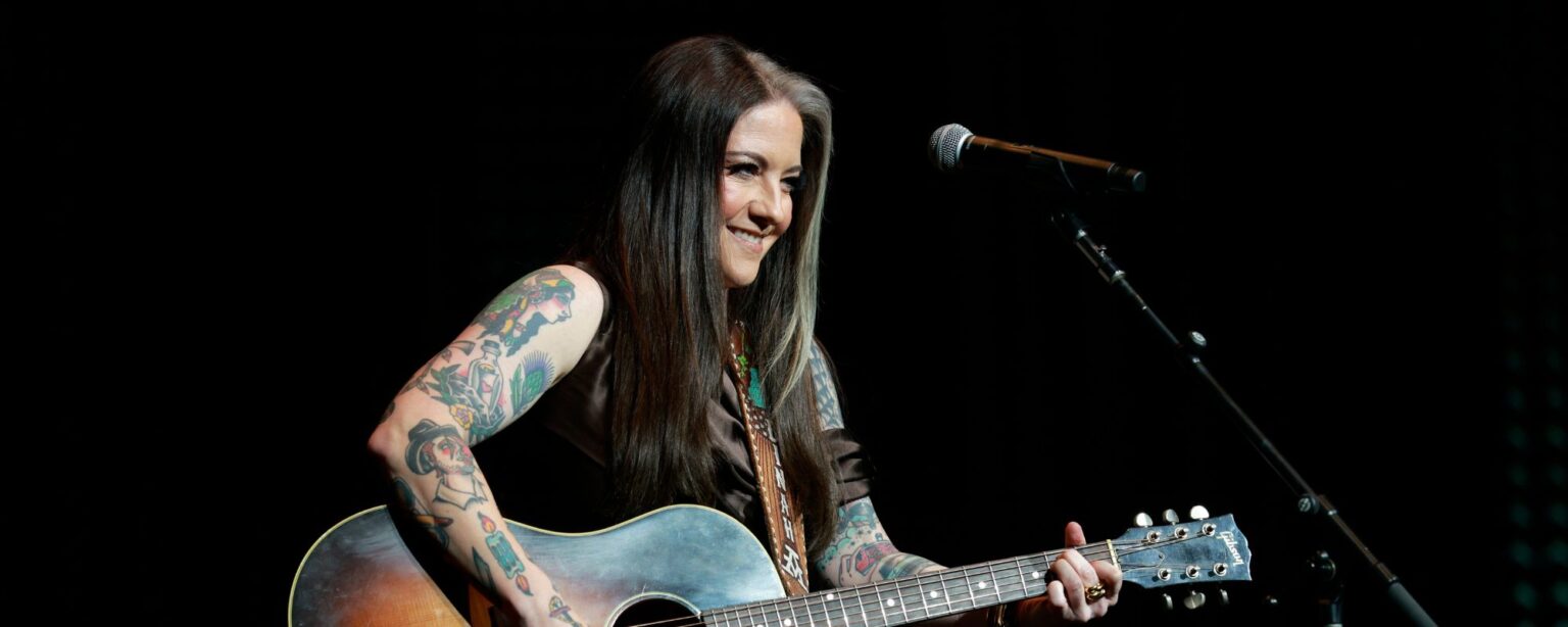 آشلي ماكبرايد تفاجئ مجموعة شيف السياحية بأداء أغنية “One Night Standard”