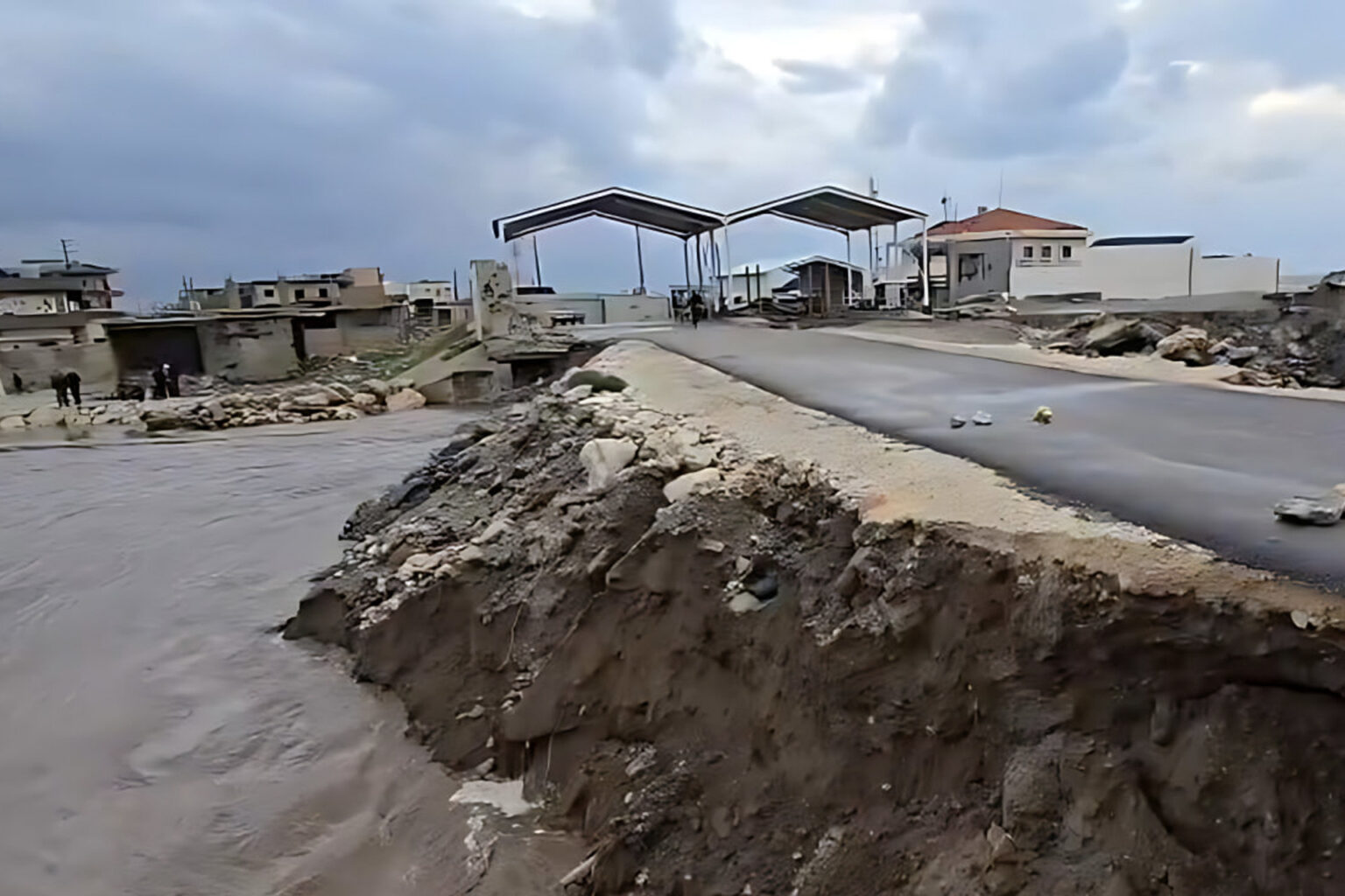 السيول توقف معبرا حدوديا بين سوريا ولبنان | أخبار