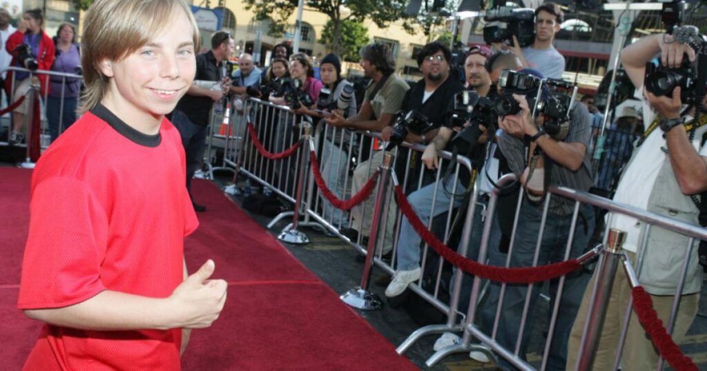 أبلغت عن متحرش فطردت.. ممثل شارك بمسلسل أميركي شهير للأطفال يثير الجدل أبلغت عن متحرش فطردت.. ممثل شارك بمسلسل أميركي شهير للأطفال يثير الجدل