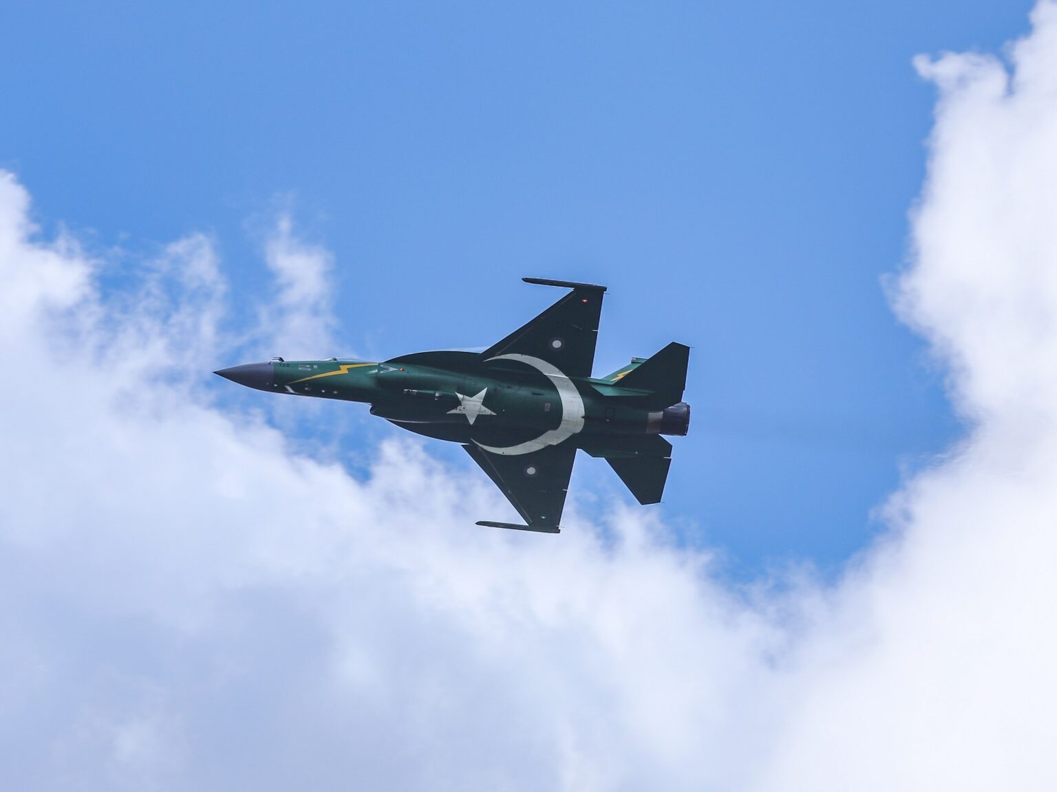 تلغراف: تعرف على المقاتلة الباكستانية التي تتهافت الدول على شرائها | أخبار سياسة