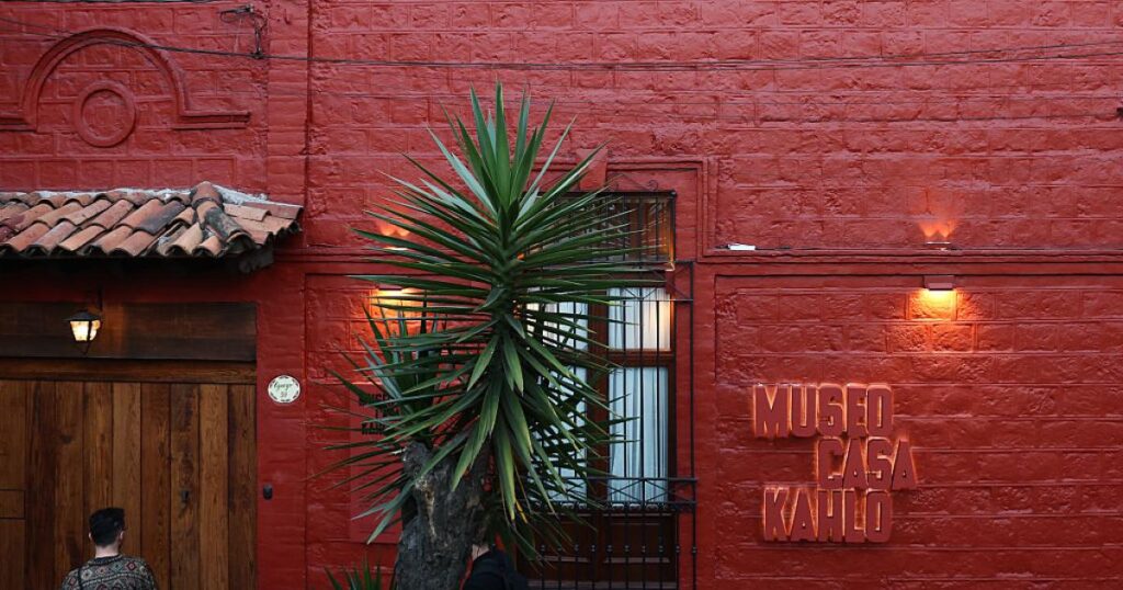 الأيقونة فريدا كاهلو.. سيرة وإرث فني وحياة عائلية في متحف البيت الأحمر الأيقونة فريدا كاهلو.. سيرة وإرث فني وحياة عائلية في متحف البيت الأحمر