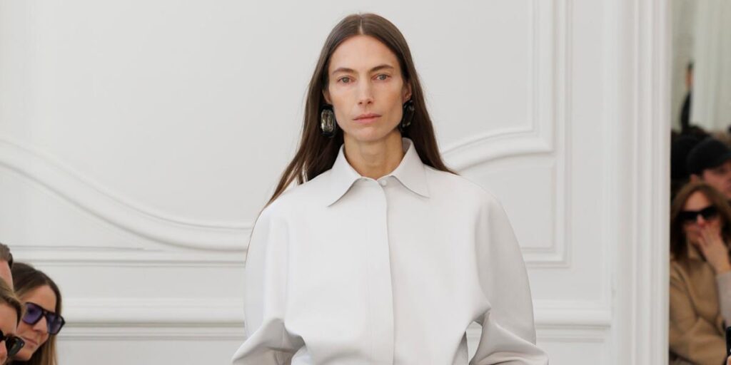 إطلالات عمل رسمية تواكب بداية عام 2026 بأسلوب عصري وأنيق إطلالات عمل رسمية تواكب بداية عام 2026 بأسلوب عصري وأنيق