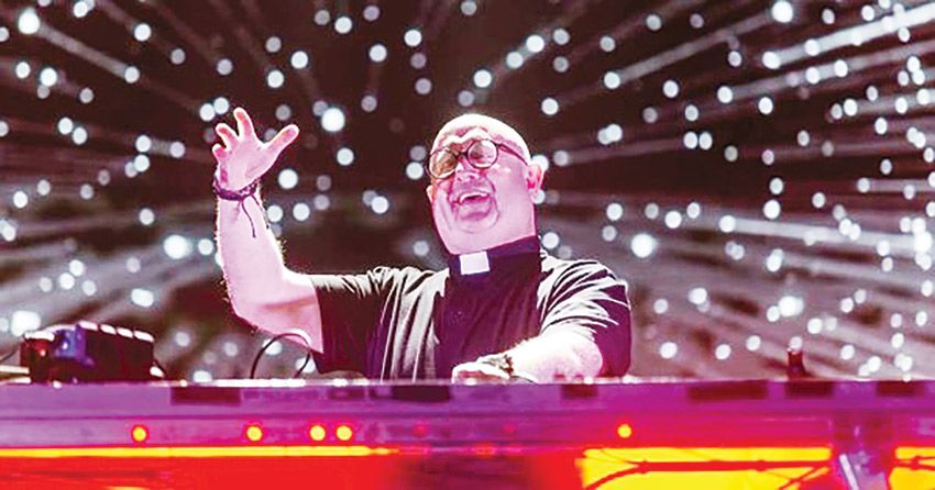 أخبار الخليج | رغم الانتقادات.. كاهن برتغالي يحقق نجاحا كبيرا بحفل موسيقي في لبنان