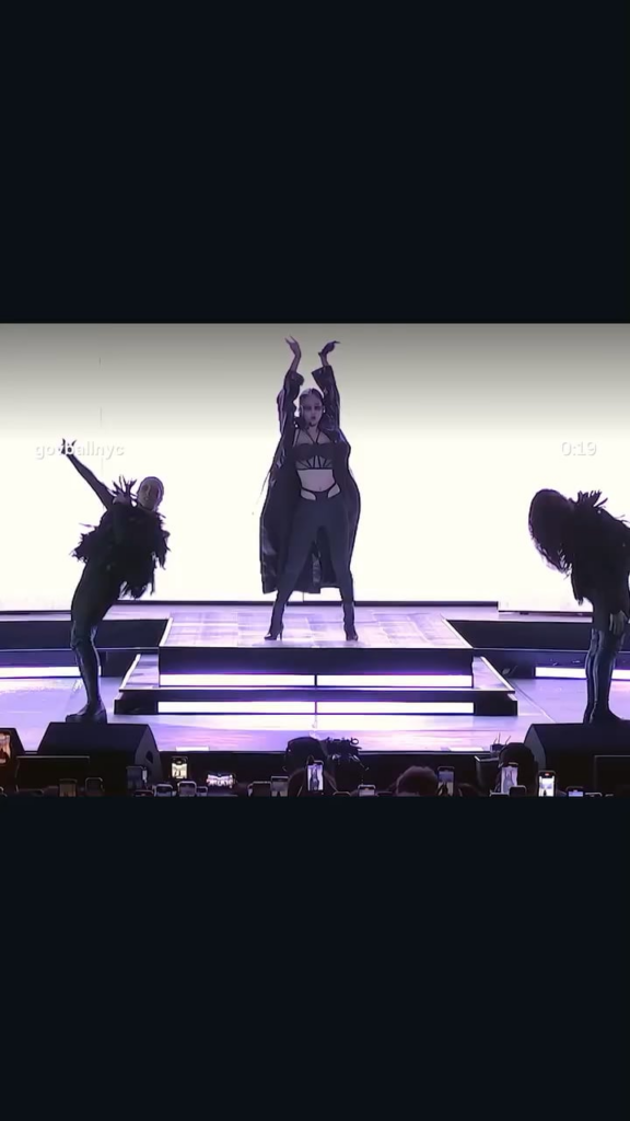 260120 جيني (jennie_hq) تحديث قصة IG