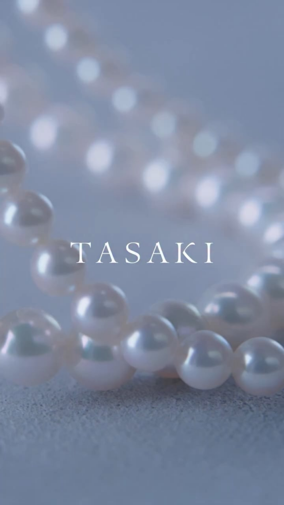 250108 تحديث تاساكي على الانستغرام - لآلئ تاساكي تم تشكيلها بدقة الطبيعة الرائعة. عمقها المضيء يكمل حضور MOMO الساحر دون عناء.