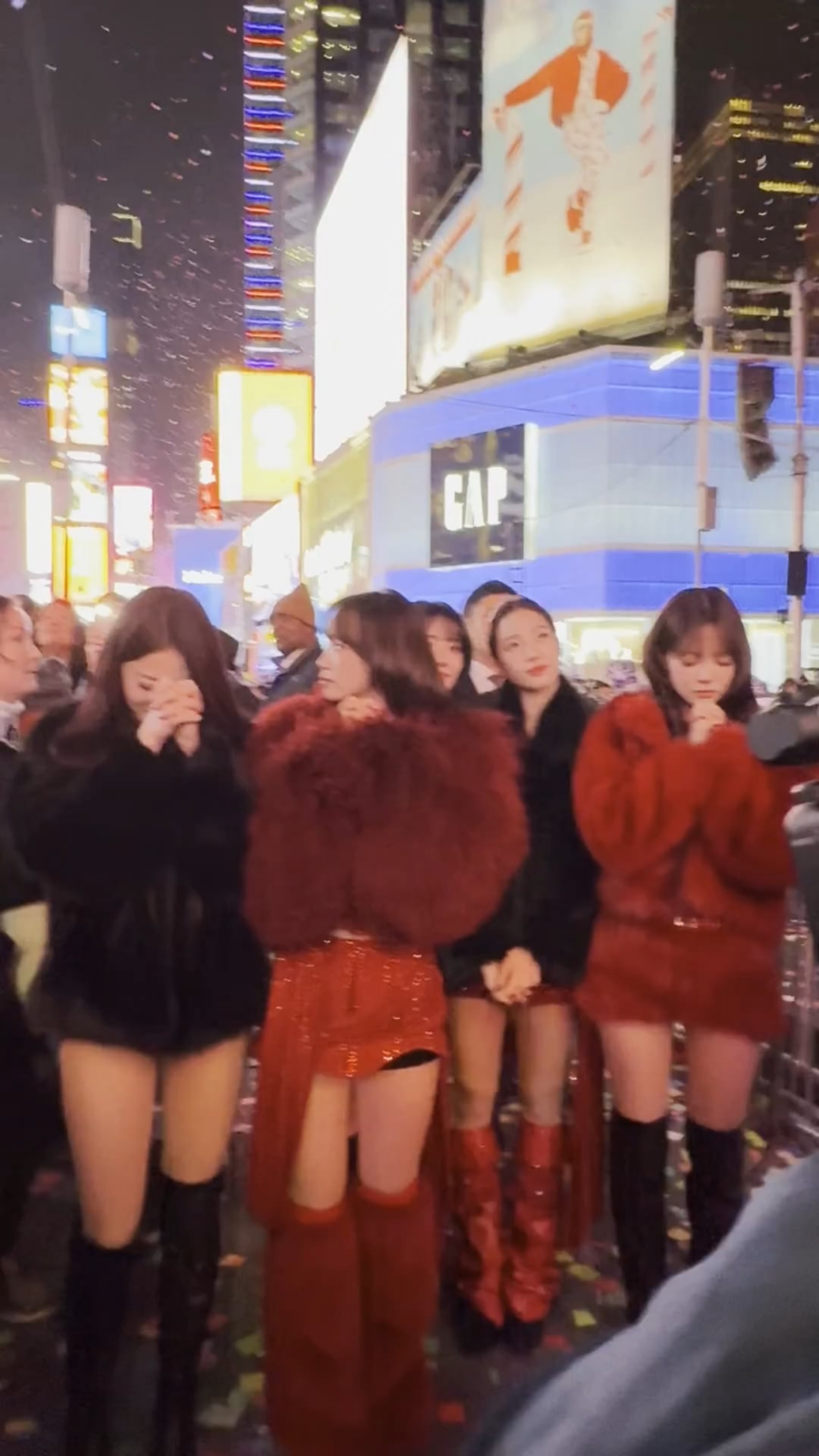 260105 تحديث تويتر لـ Rockin' Eve لرأس السنة الجديدة مع LE SSERAFIM - مباشر من Times Square، بدأنا العد التنازلي للعام الجديد مع LE SSERAFIM 🪩⬇️