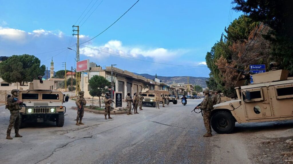 انتشار عناصر الجيش اللبناني لملاحقة المخلين بالأمن خلال عيد رأس السنة - 1 كانون الثاني 2026 (الجيش اللبناني/فيسبوك)