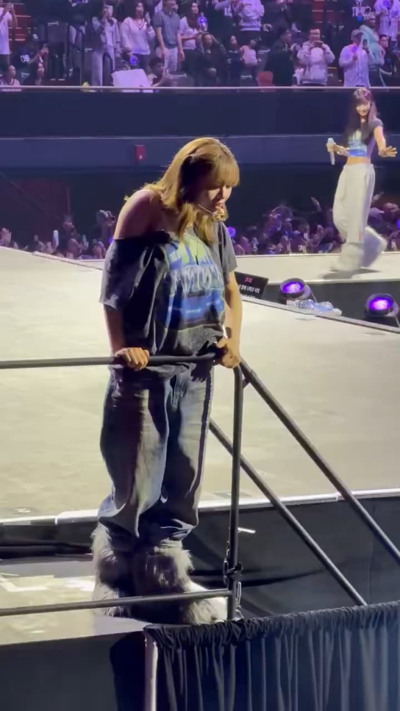 260125 تحديث Twitter/X Pridenprjdce - جونغيون تعلق الدرابزين لتعطي معجبة محظوظة توقيعها 🥹❤️