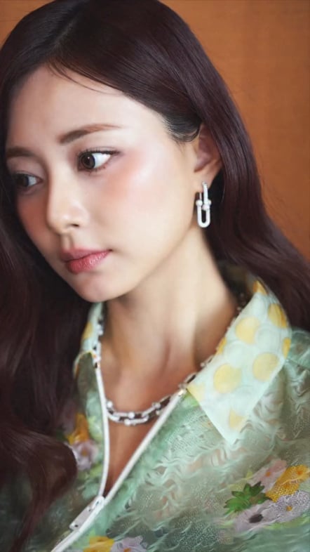 260127 تحديث harpersbazaarhk على Instagram مع Tzuyu - تتألق على غلاف عدد فبراير من Harper's BAZAAR HK في مجموعة Fendi لربيع وصيف 2026 ومزينة بكلاسيكيات Tiffany & Co.، وهي تشع بتوازن سهل أمام العدسة