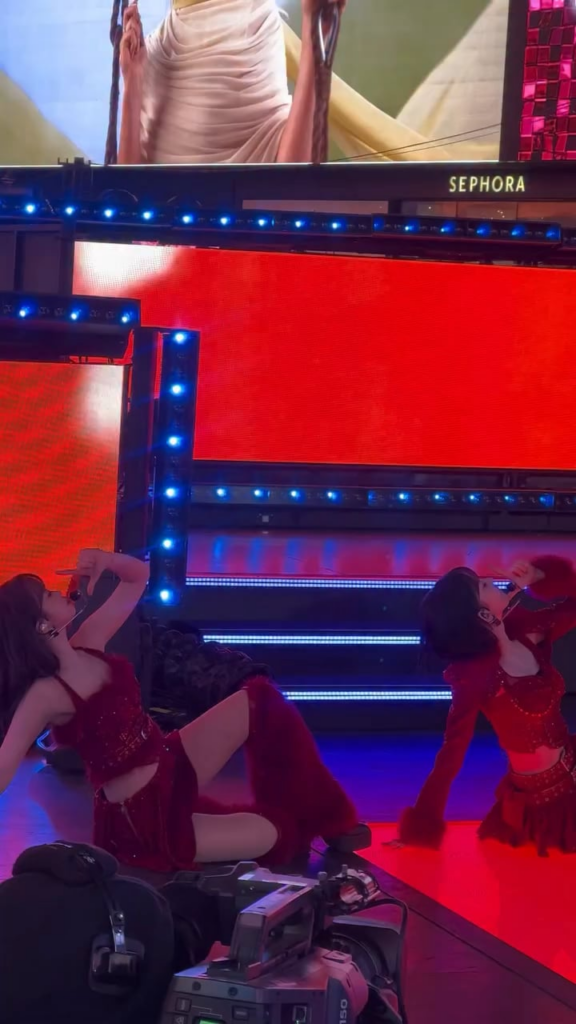 تحديث 260101 في Times Square NYC على Instagram مع LE SSERAFIM