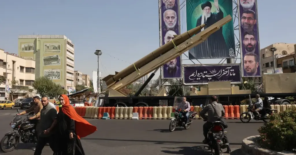 ترمب يلوّح بقوة أكبر من أسطول فنزويلا تتجه نحو إيران