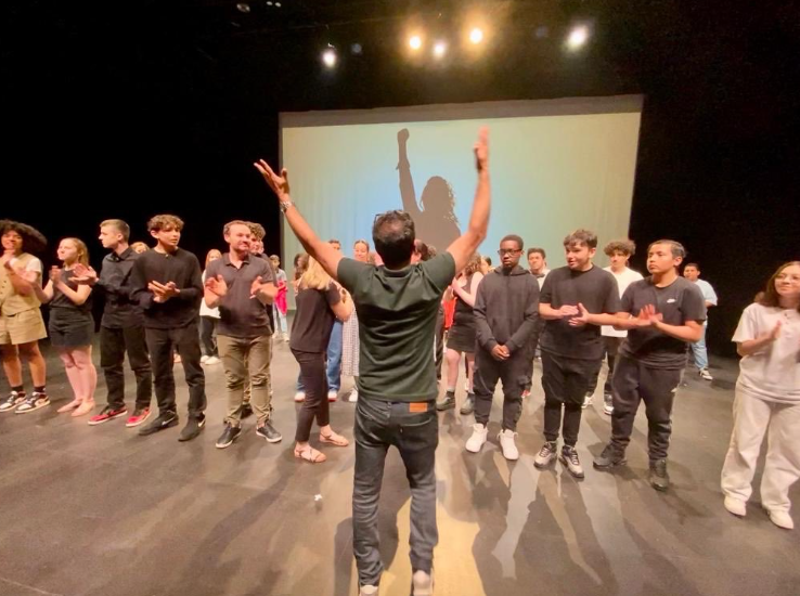 ضيف كلية علوم التربية.. وحيد شكيب هزم "الخجل" بالمسرح ويتقلد وسام "فارس الفنون" بفرنسا – تيل كيل عربي