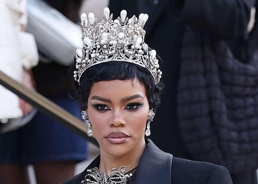 قطعة مسروقة من اللوفر على رأس احدى الفنانات العالمية…ما القصة؟ image